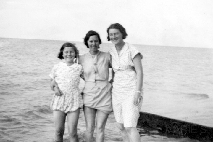 DI, FLORRIE & BETTY beach.jpg